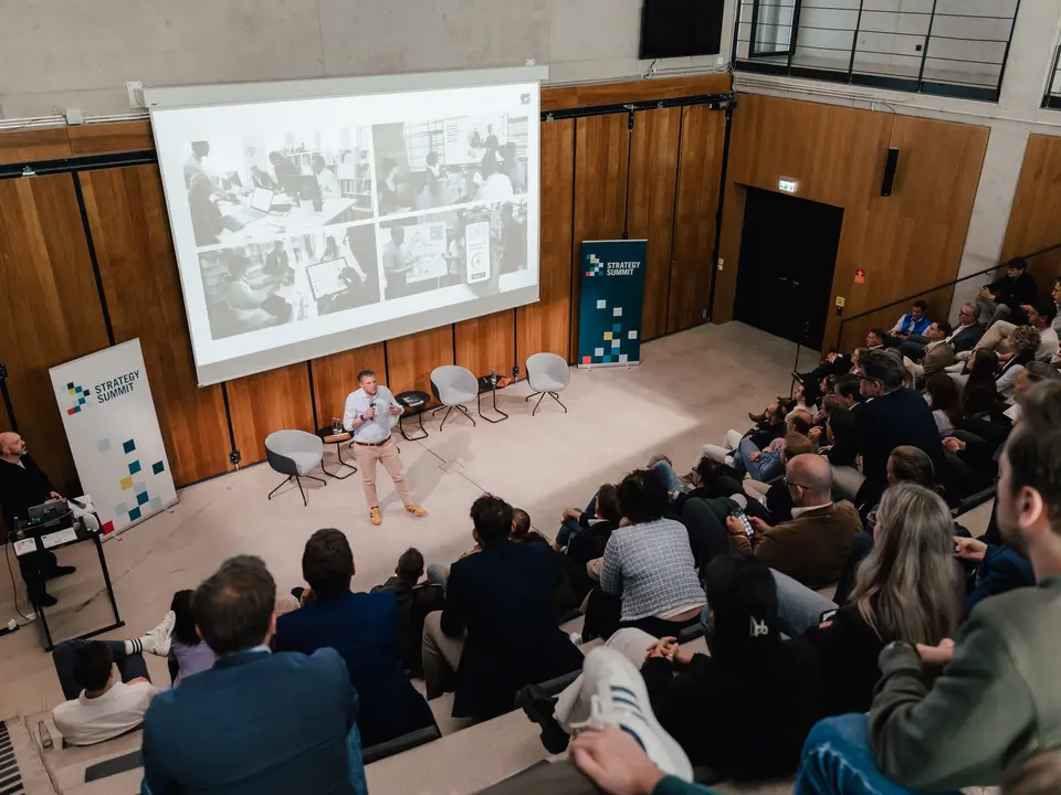 Robert Wreschniok spricht auf dem Strategy Summit vor vollem Saal